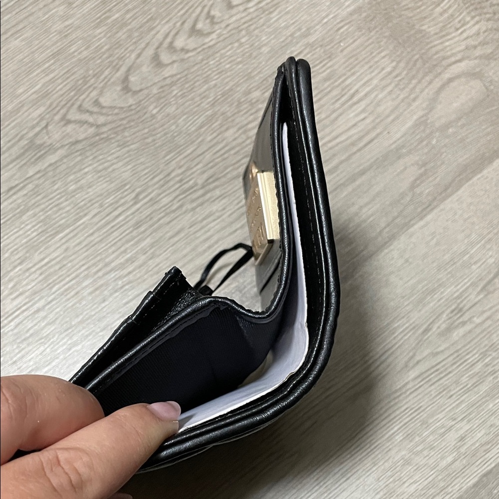 Mario Valentino Black Quilted Leather Trifold Wallet. - Picture 5 of 6
